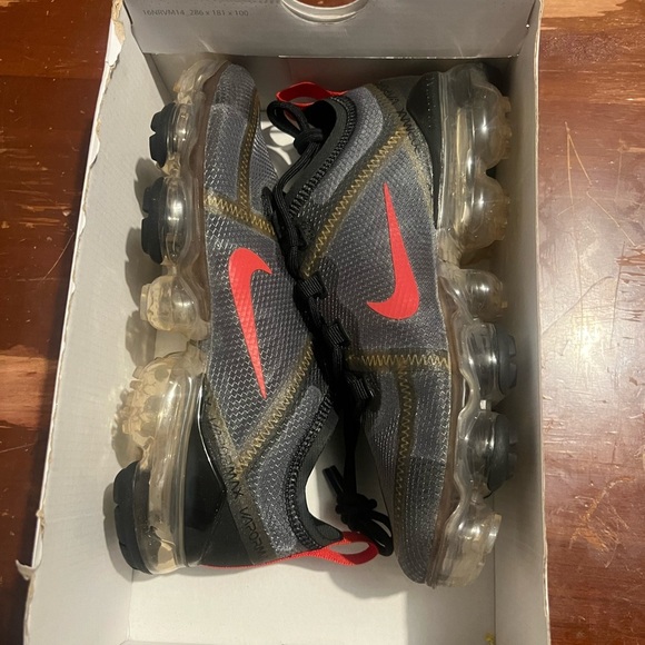 Nike Gray and Red VaporMax Sneakers fits kids size 4.5 new - Picture 1 of 7